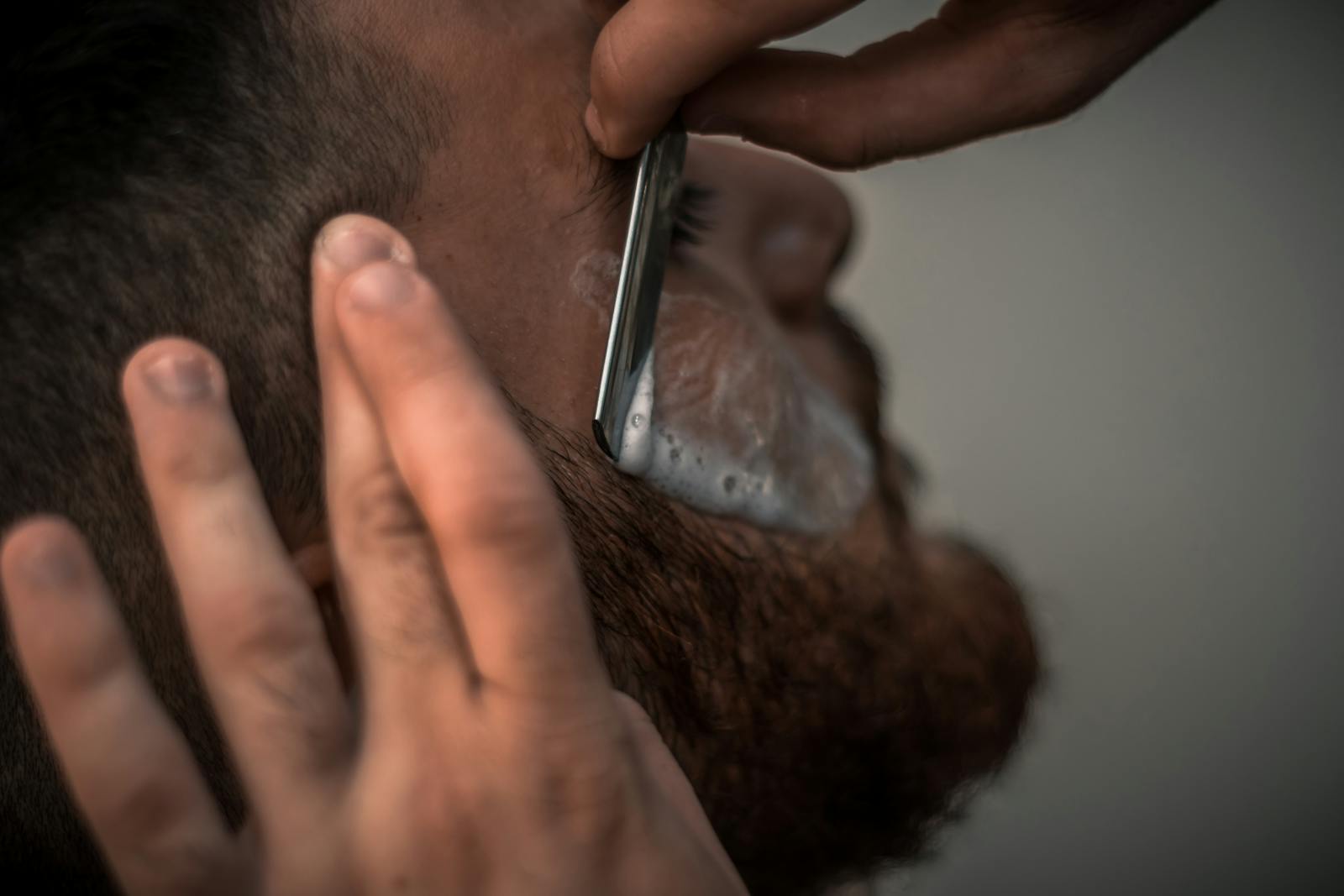 Mousse à barbe au blaireau, gros plan