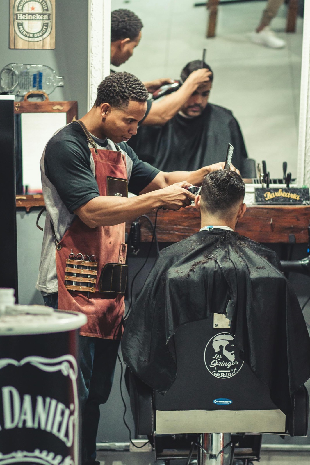 Ciseaux et main de barbier, gros plan